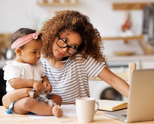 Multitasking Jonge Afrikaanse Amerikaanse Vrouw Werkende Moeder Freelancer Met Behulp — Stockfoto
