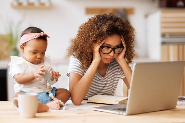 Молода Роздратована Афро Американська Мати Намагається Сконцентруватися Дивитися Екран Ноутбука Ліцензійні Стокові Фото