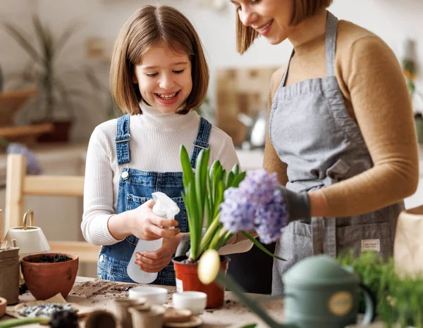 Crop Mother Apron Doing Home Gardening Happy Daughter While Standing — Stock Photo, Image