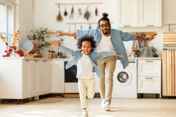 Fröhlich Lustig Afrikanisch Amerikanische Familie Aufgeregt Kleiner Junge Sohn Spaß — Stockfoto
