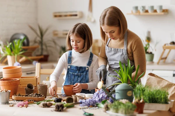Cultiver Mère Dans Tablier Faire Jardinage Maison Avec Fille Heureuse — Photo