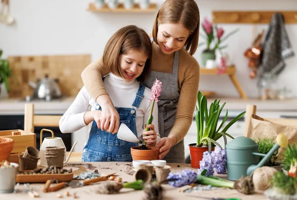 Mãe Colheita Avental Que Faz Jardinagem Home Com Filha Feliz — Fotografia de Stock