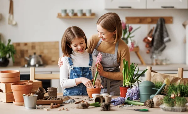 Mãe Colheita Avental Que Faz Jardinagem Home Com Filha Feliz — Fotografia de Stock