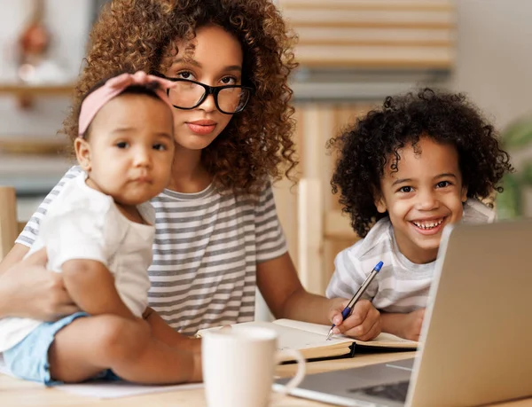 Jonge Geïrriteerde Gestresste Afro Amerikaanse Moeder Werken Laptop Terwijl Afstand — Stockfoto