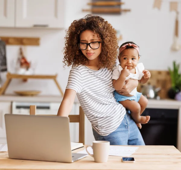 Multitasking Jonge Afrikaanse Amerikaanse Vrouw Werkende Moeder Freelancer Met Behulp — Stockfoto