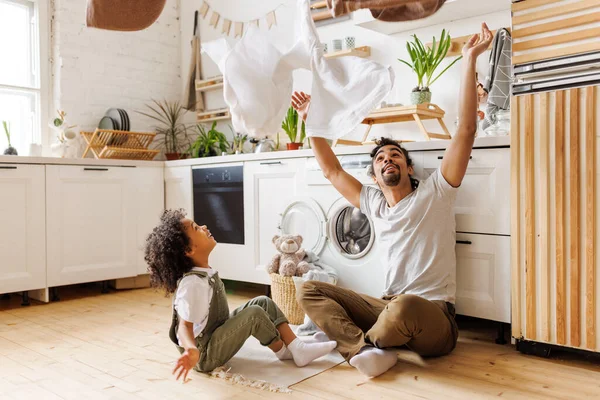 Mutlu Afro Amerikan Baba Oğlu Evdeki Mutfak Rutini Sırasında Çamaşır — Stok fotoğraf