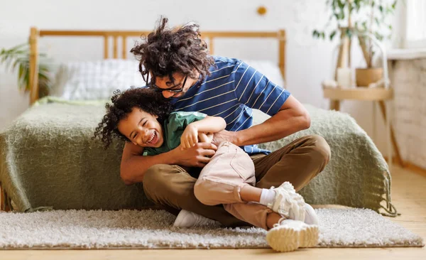 Positiver Afroamerikanischer Vater Kitzelt Lachenden Sohn Während Schlafzimmer Auf Dem — Stockfoto