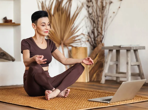 Barefoot Vrouw Van Middelbare Leeftijd Activewear Sluiten Ogen Mediteren Lotus — Stockfoto