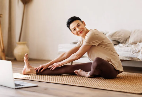 Barefoot Middle Aged Female Activewear Sitting Floor Bed Laptop Bending — Stock Photo, Image