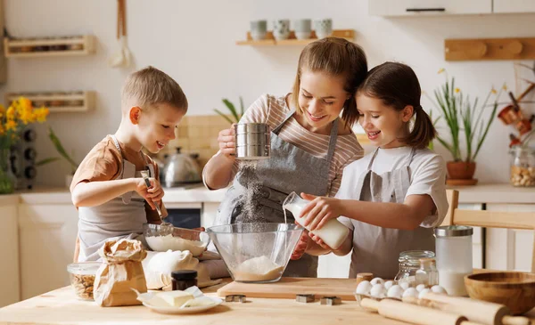 Content Loving Mother Cute Kids Son Daughter Adding Ingredients Bowl — Stock Photo, Image
