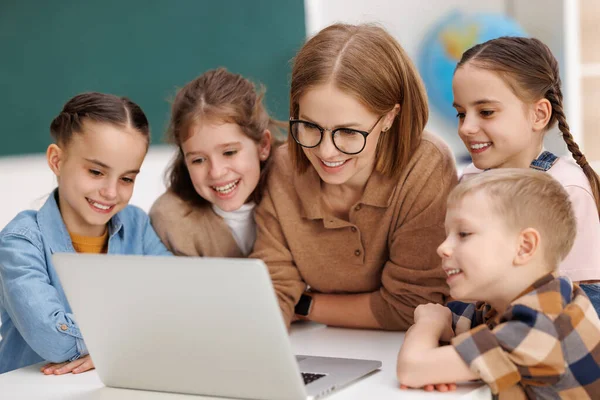 Feliz Tutora Grupo Escolares Sonriendo Viendo Videos Educativos Computadora Portátil — Foto de Stock