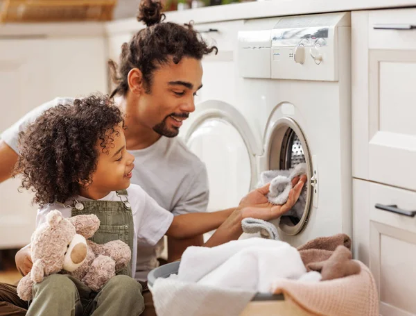 Fröhliche Schwarze Familie Sohn Hilft Vater Beim Wäschewaschen Neben Waschmaschine — Stockfoto