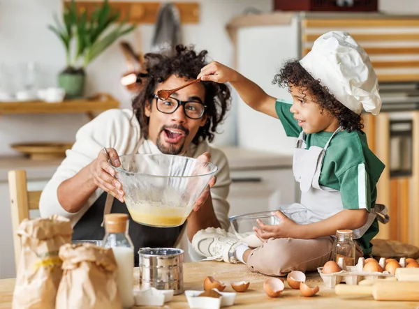 Sorpreso Uomo Afroamericano Ragazzo Grembiuli Preparare Pastella Ciotola Mentre Cucinano — Foto Stock