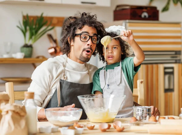Sorpreso Uomo Afroamericano Ragazzo Grembiuli Preparare Pastella Ciotola Mentre Cucinano — Foto Stock