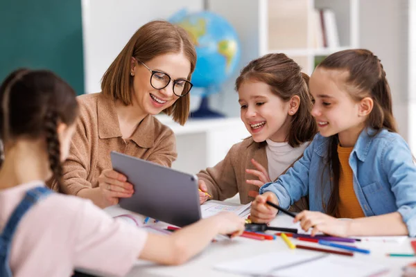 Boldog Női Tanár Szemüvegben Mosolyog Nézi Kis Diák Miközben Asztalnál — Stock Fotó