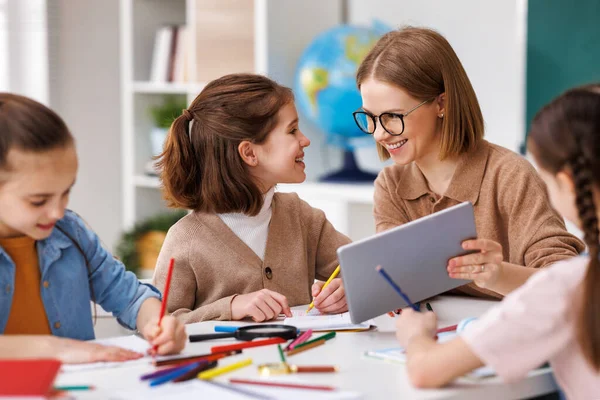 Boldog Női Tanár Szemüvegben Mosolyog Nézi Kis Diák Miközben Asztalnál — Stock Fotó