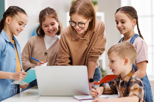 Happy Female Tutor Group Schoolchildren Smiling Watching Educational Video Laptop — Stock Photo, Image