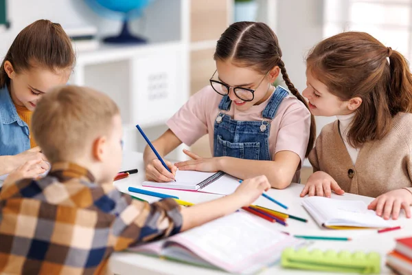 Okos Gyerekek Tanulók Leírják Adatokat Notebookba Miközben Kommunikálnak Osztálytársaikkal Napközben — Stock Fotó