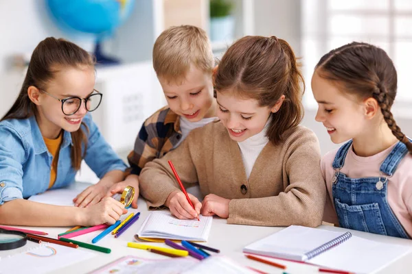 Smart Kids Pupils Writing Data Notebook While Communicating Classmates Lesson — Stock Photo, Image
