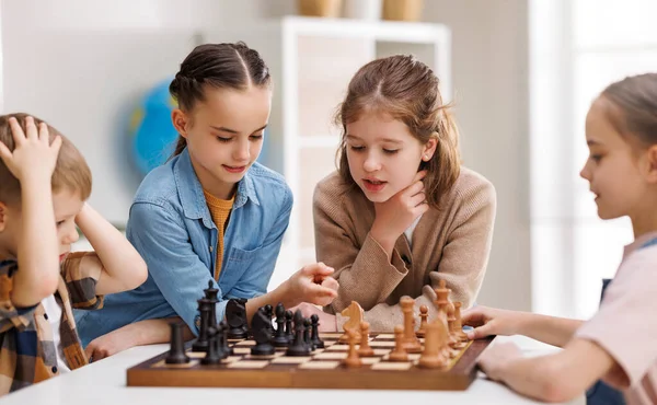 학교에서 체스를 연주하는 배우면서 테이블 주위에 움직임을 생각하는 동급생 — 스톡 사진