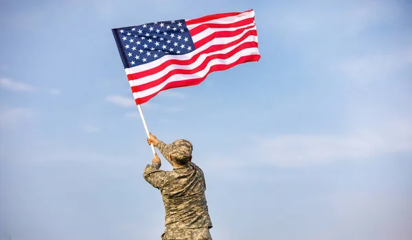 Näkymä Amerikan Armeijan Univormupukuisen Miessotilaan Takaa Joka Heiluttaa Yhdysvaltain Lippua — kuvapankkivalokuva