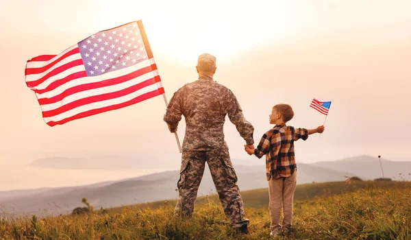 Hátsó Kilátás Katonai Ember Apa Fogja Fia Kezét Amerikai Zászló — Stock Fotó
