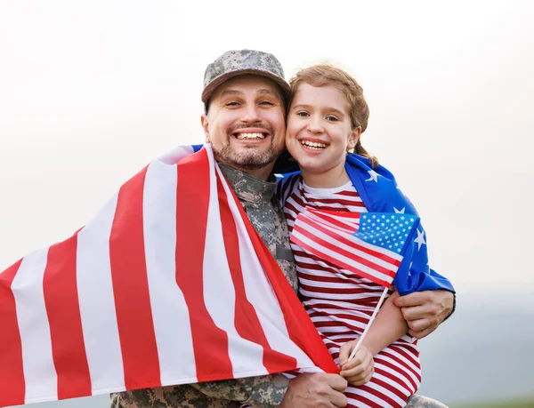 Ευτυχισμένο Κοριτσάκι Κόρη Αμερικανική Σημαία Αγκαλιάζει Τον Πατέρα Στρατιωτική Στολή — Φωτογραφία Αρχείου