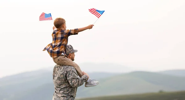 Ззаду Видно Батька Військового Який Носить Щасливого Маленького Сина Американським Стокове Фото