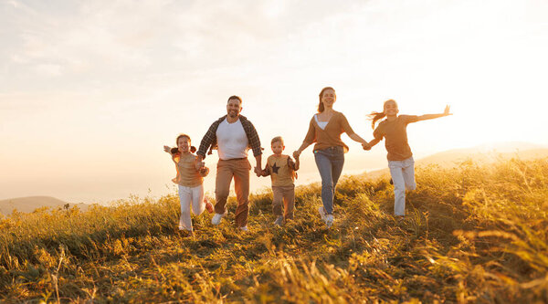 Happy Young Parents Children Casual Clothes Running Holding Hands While — Stock Photo, Image