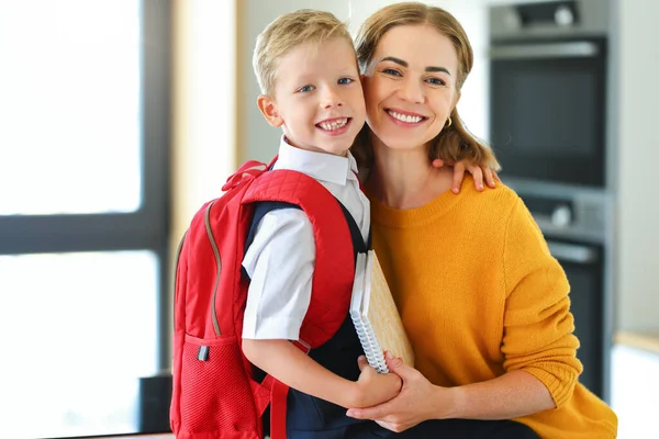 Der Erste Schultag Mutter Umarmt Ihren Glücklichen Sohn Während Der — Stockfoto