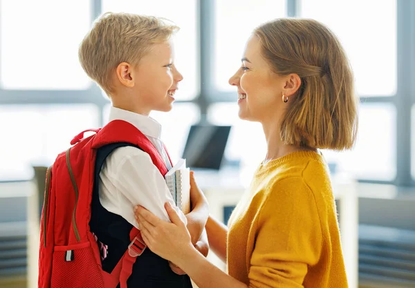 Primeiro Dia Escola Mãe Abraçando Seu Filho Feliz Durante Preparação — Fotografia de Stock