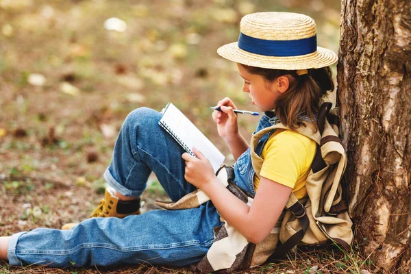 Enfant Fille Voyageur Prend Des Notes Dans Carnet Tout Marchant — Photo