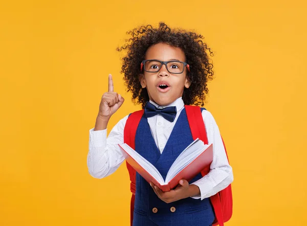 Smart Afrikansk Amerikansk Pojke Glasögon Pekar Upp Medan Läser Lärobok — Stockfoto