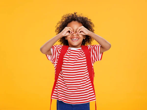 Çizgili Tişörtlü Mutlu Etnik Çocuk Kameraya Gülümsüyor Ellerini Gözlerine Koyuyor — Stok fotoğraf