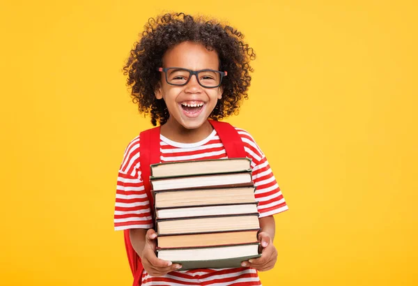 Divertido Chico Afroamericano Gafas Abrazando Libros Riéndose Cámara Mientras Estudia —  Fotos de Stock