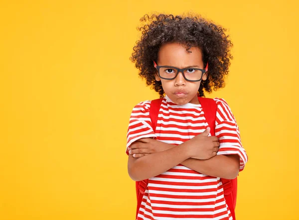 Hoş Ciddi Afro Amerikan Bir Çocuk Günlük Kıyafetler Gözlüklerle Yüzünü — Stok fotoğraf