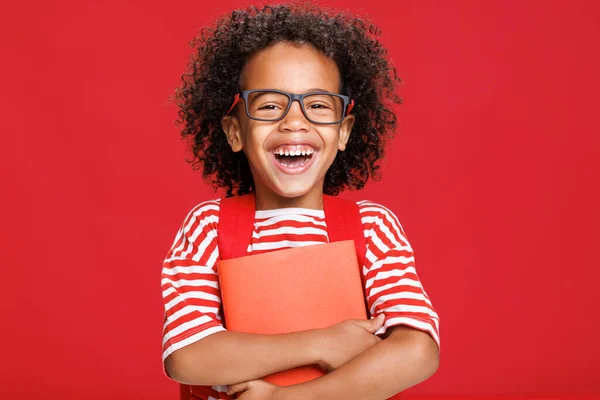 Entzückter Afroamerikanischer Junge Mit Brille Lacht Vor Kamera Und Liest — Stockfoto