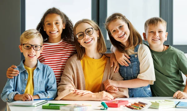 Happy Woman Teacher Casual Clothes Glasses Cheerful Kids Students Looking — Stock Photo, Image