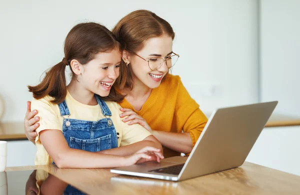 Fröhliches Mädchen Mit Ihrer Mutter Mit Einem Laptop Oder Online — Stockfoto