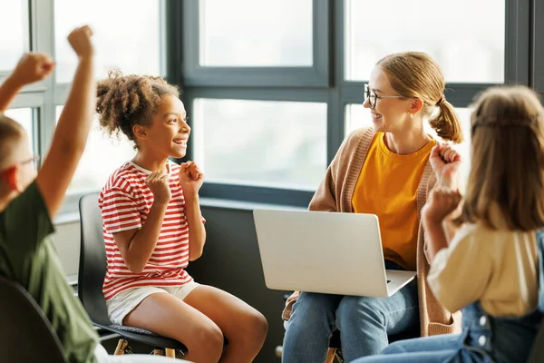 Leraar Met Laptop Groep Gelukkige Kinderen Studenten Verheugen Zich Vieren — Stockfoto