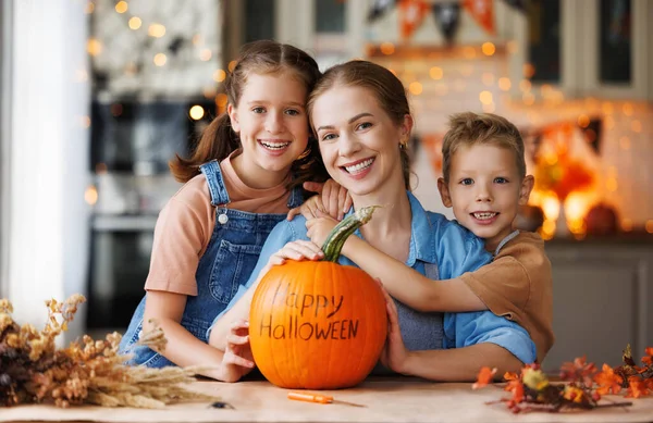 Szczęśliwa Matka Rodziny Dzieci Uśmiechnięte Kamery Dynią Napisem Happy Halloween — Zdjęcie stockowe