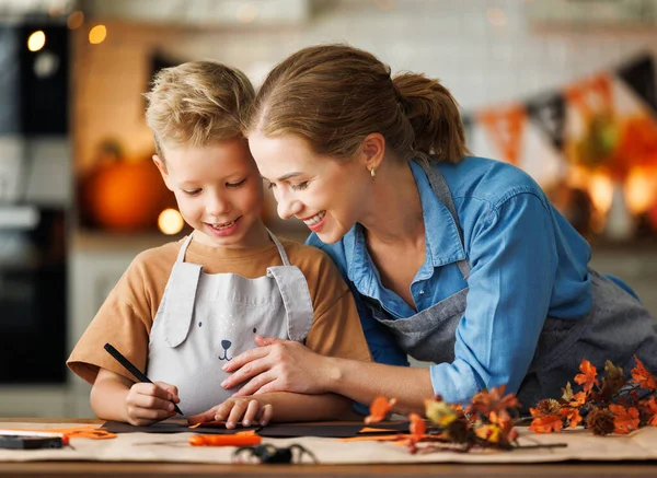 Glücklich Lächelnde Familienmutter Und Sohn Basteln Gemeinsam Halloween Dekorationen Während — Stockfoto