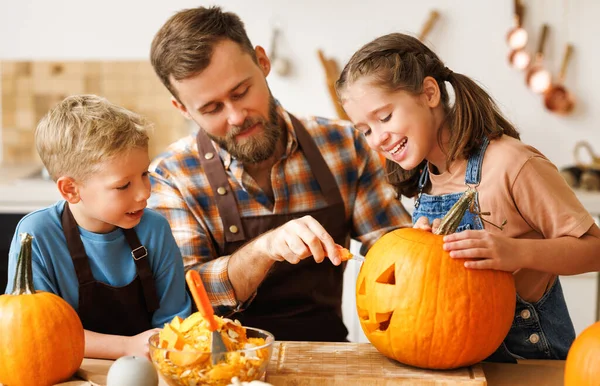 Szczęśliwy Chłopiec Dziewczyna Dzieci Pomaga Ojcu Rzeźbić Dynię Halloween Stojąc — Zdjęcie stockowe