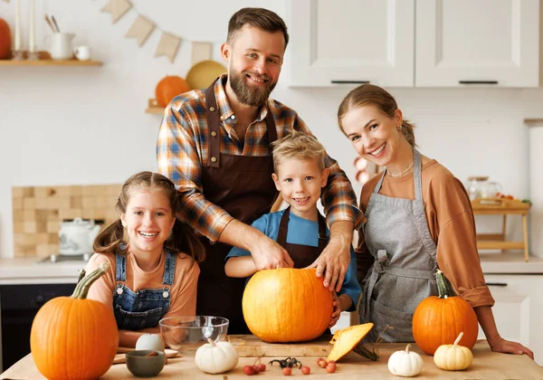 Happy Family Mother Father Children Daughter Son Remove Pulp Pumpkin — Stock Photo, Image