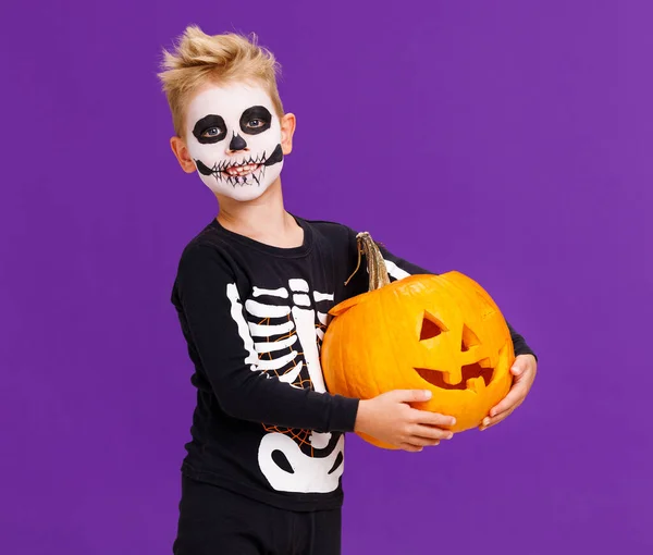 Skelet Kostümlü Balkabağı Kabaklı Neşeli Çocuk Cadılar Bayramı Kutluyor Parlak — Stok fotoğraf