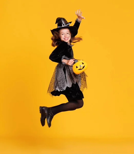 Szczęśliwa Wesoła Dziewczyna Stroju Czarownicy Dyni Kosz Skacze Świętuje Halloween — Zdjęcie stockowe