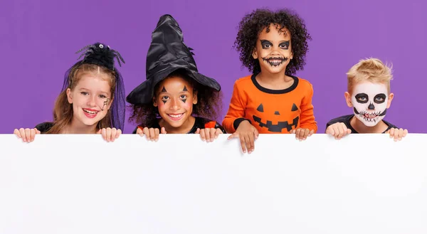 Щасливого Хеллоуїна Група Дітей Карнавальних Костюмах Макіяжі Чистим Білим Плакатом — стокове фото