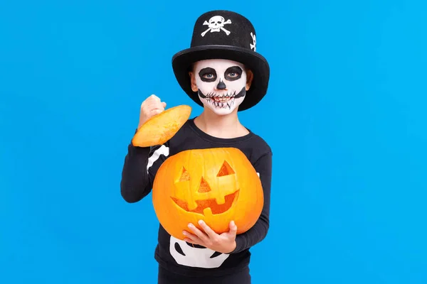 Szczęśliwy Wesoły Chłopiec Stroju Szkielet Dyni Jack Latarnia Świętuje Halloween — Zdjęcie stockowe
