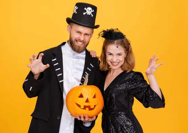 Fröhliches Paar Karnevalskostümen Feiert Halloween Auf Gelbem Hintergrund — Stockfoto
