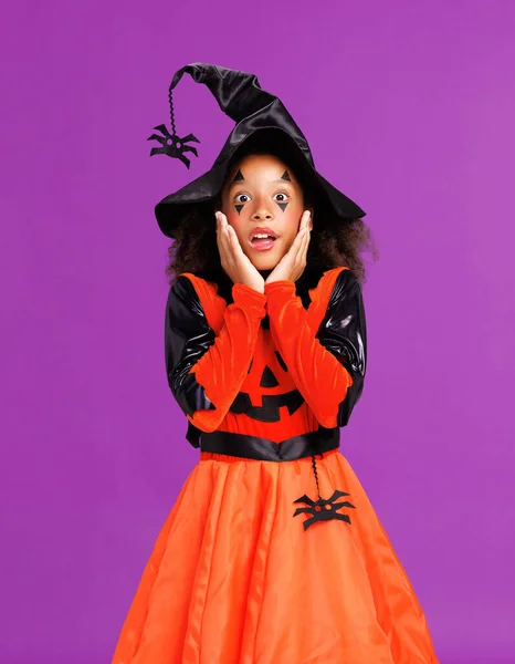 Kıvırcık Saçlı Balkabağı Giymiş Neşeli Afro Amerikalı Kız Cadılar Bayramı — Stok fotoğraf